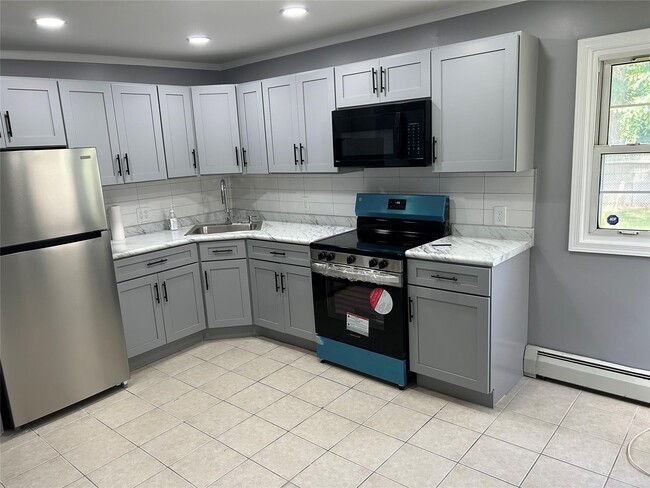 42 Benburb St in Amityville, NY - Building Photo - Building Photo