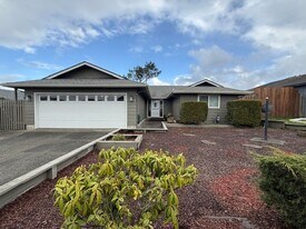 2045 Hayes St in North Bend, OR - Building Photo