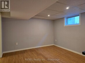 33 Dundas Crescent in St Catharines, ON - Building Photo - Building Photo