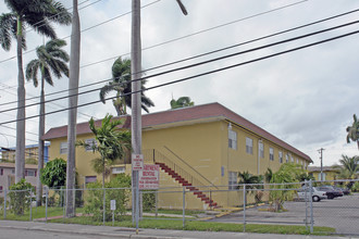 Le Jeune Gardens Estates in Miami, FL - Foto de edificio - Building Photo