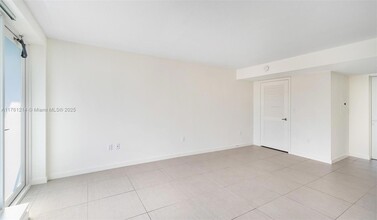 910 West Ave, Unit 0436 in Miami Beach, FL - Foto de edificio - Building Photo