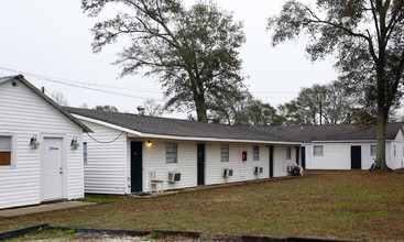 Homestead Inn Apartments in Grand Bay, AL - Building Photo - Building Photo