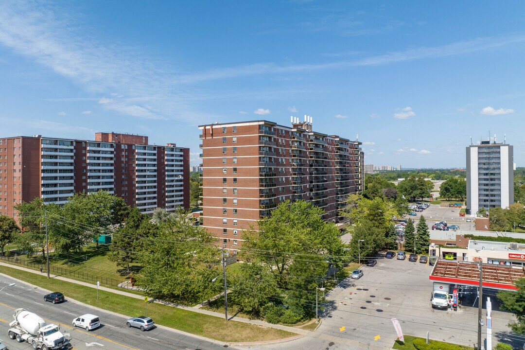 The Fairlea in Toronto, ON - Building Photo