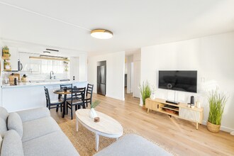 975 Ala Lilikoi St in Honolulu, HI - Building Photo - Building Photo