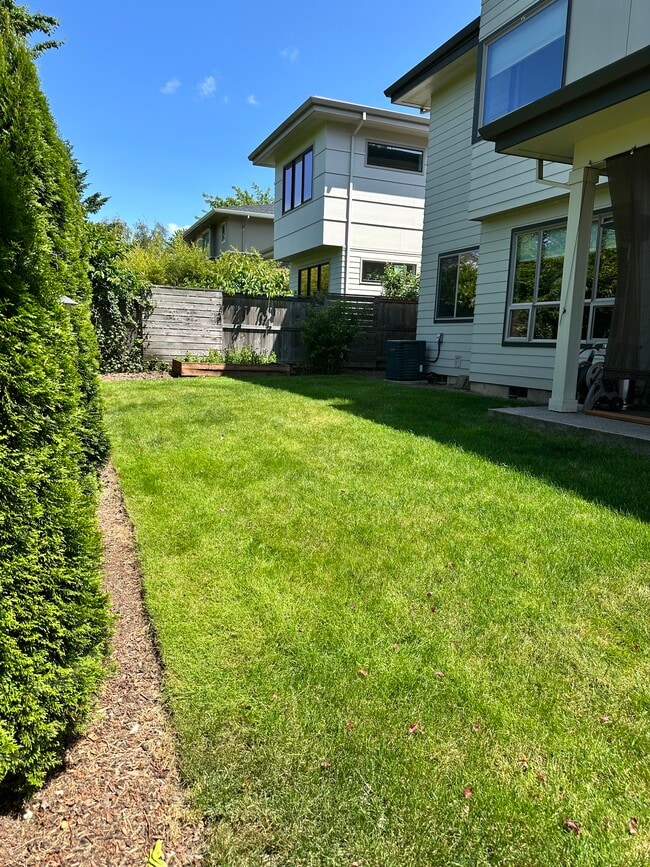 7771 SW 72nd Ave in Portland, OR - Foto de edificio - Building Photo