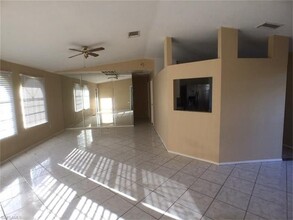 18250 Apple Rd in Ft. Myers, FL - Foto de edificio - Building Photo