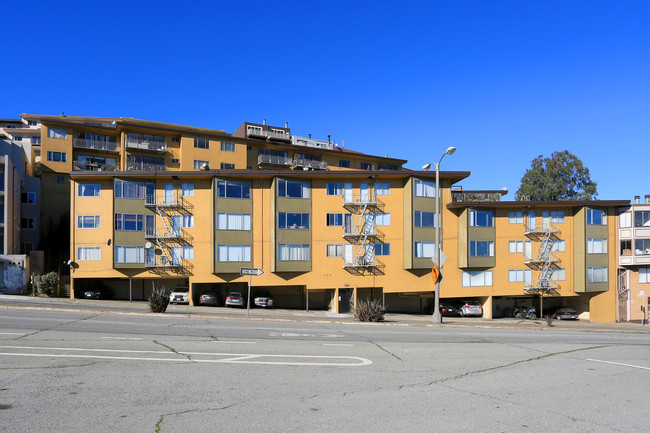 120 Portola Dr in San Francisco, CA - Foto de edificio - Building Photo