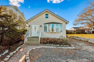 2 Pirates Cv in Massapequa, NY - Foto de edificio - Building Photo