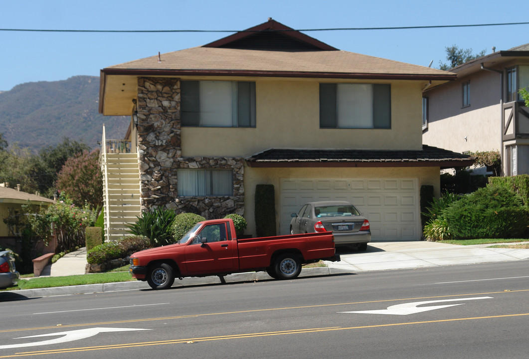 2126 Montrose Ave in Montrose, CA - Foto de edificio