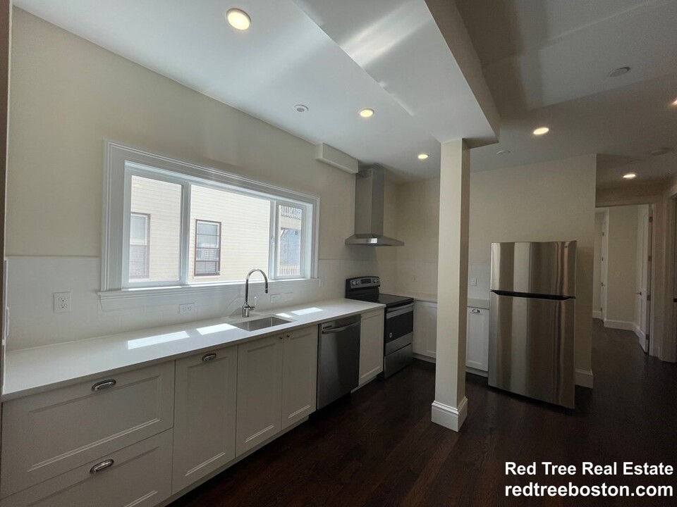 35 Foster St, Unit 2 in Boston, MA - Building Photo