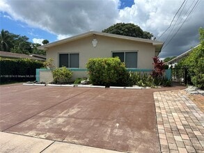 2806 SW 35th Ave in Miami, FL - Building Photo - Building Photo