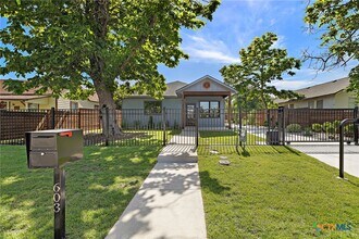603 Maple St in Taylor, TX - Building Photo - Building Photo