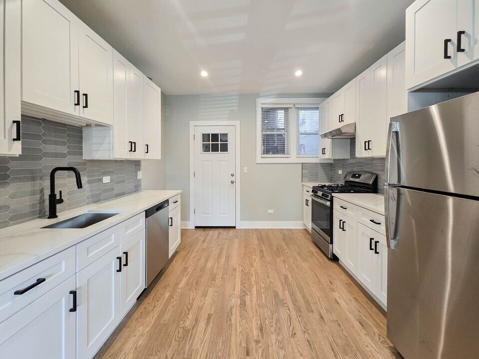 4913 N Hermitage Ave, Unit 2 in Chicago, IL - Building Photo