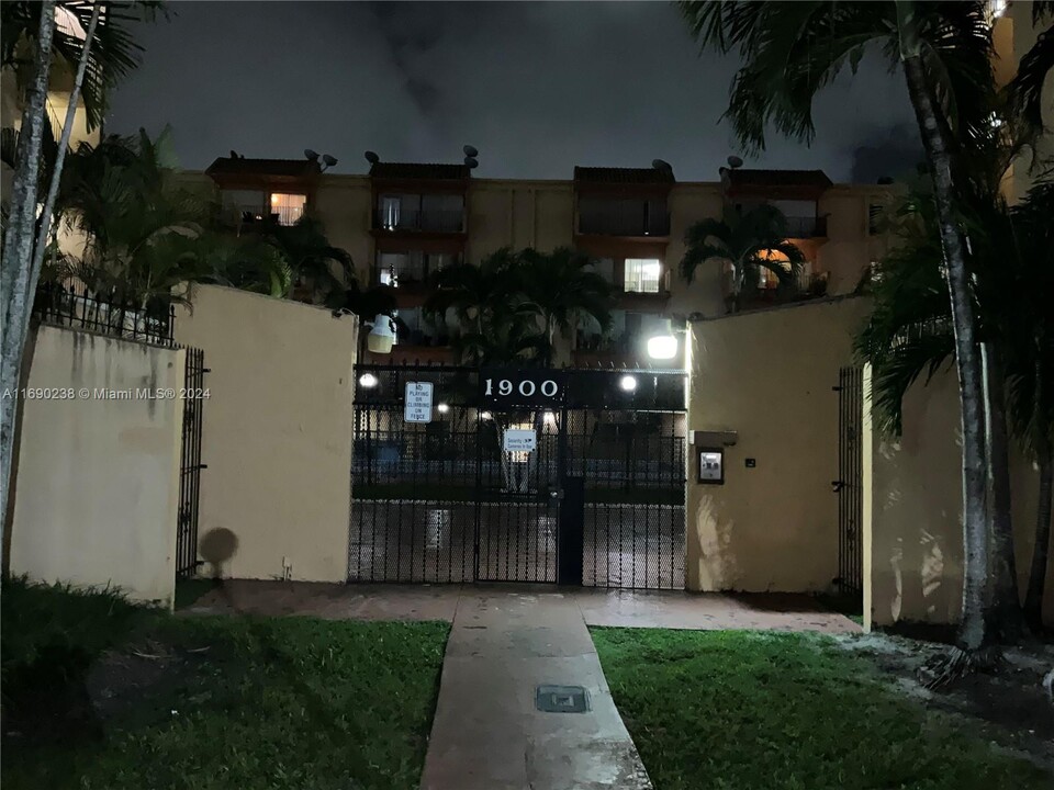 1900 W 54th St in Hialeah, FL - Foto de edificio