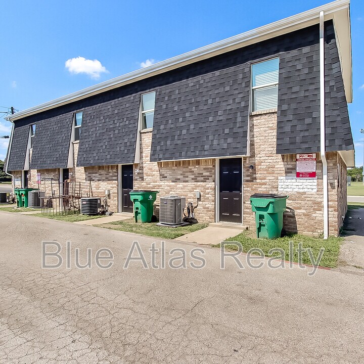 408 Noble Ave in Everman, TX - Foto de edificio