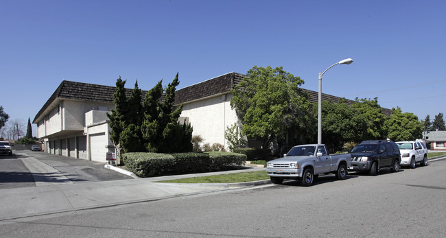 Compri Apartments in Fullerton, CA - Foto de edificio - Building Photo