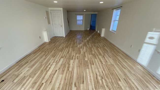 1294 N Mountain Rd in Harrisburg, PA - Foto de edificio - Building Photo