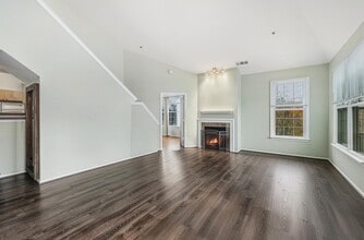 3015 Nicosh Cir, Unit 2402 in Falls Church, VA - Foto de edificio - Building Photo