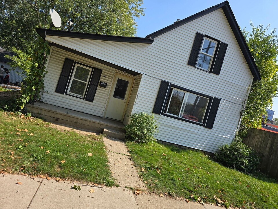 1216 Quarry Ave NW in Grand Rapids, MI - Building Photo
