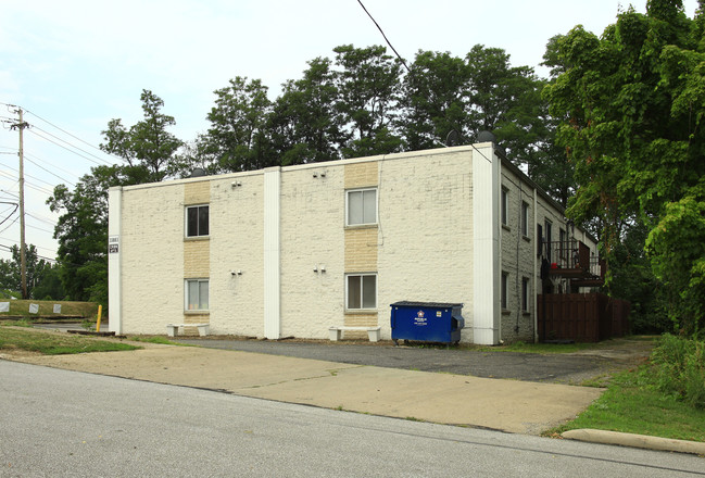 33883 Euclid Ave in Willoughby, OH - Building Photo - Building Photo