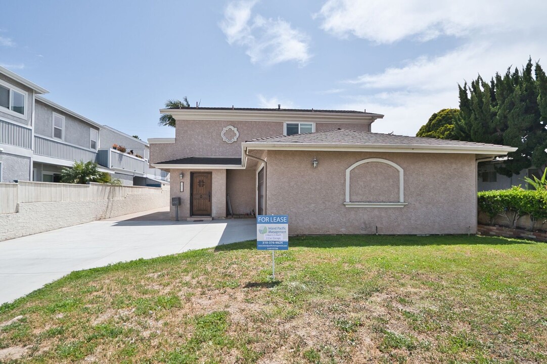 2414 Voorhees Ave in Redondo Beach, CA - Foto de edificio