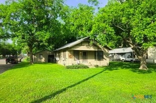 121 Ave G in Shiner, TX - Building Photo