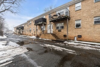 5th Avenue Apartments in Roselle, NJ - Foto de edificio - Building Photo