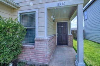 8530 Village Hollow Ln in Houston, TX - Foto de edificio - Building Photo