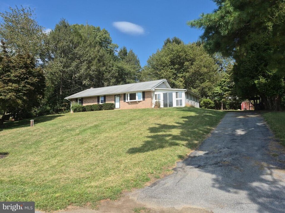 1700 Lenni Dr in West Chester, PA - Building Photo
