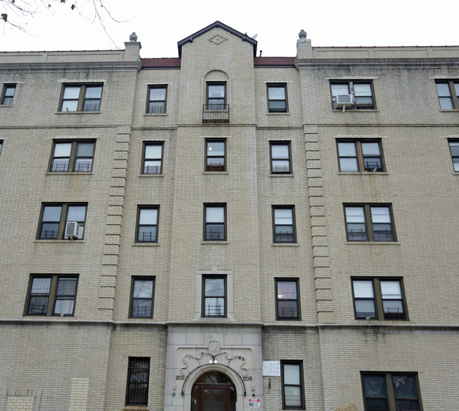 203 E 4th St in Mount Vernon, NY - Foto de edificio - Building Photo