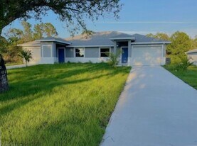 321 Bell Blvd in Lehigh Acres, FL - Building Photo