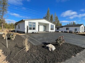 Two Bedroom duplex in LA Pine! in La Pine, OR - Building Photo