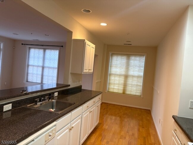 1104 Carter Dr in Rockaway, NJ - Building Photo - Building Photo