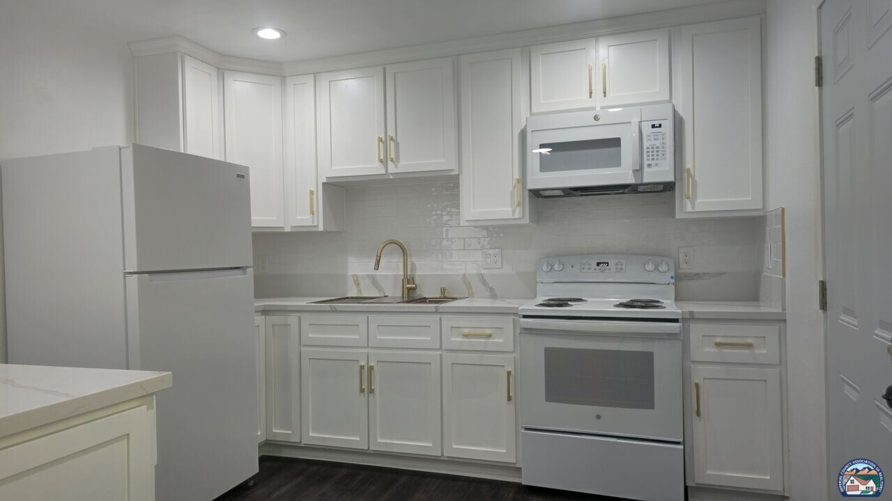 696 Yucca Dr in El Centro, CA - Building Photo