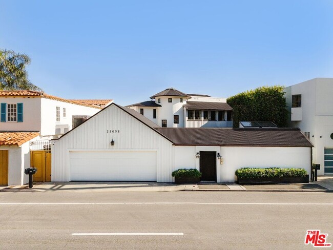 21606 Pacific Coast Hwy in Malibu, CA - Foto de edificio - Building Photo