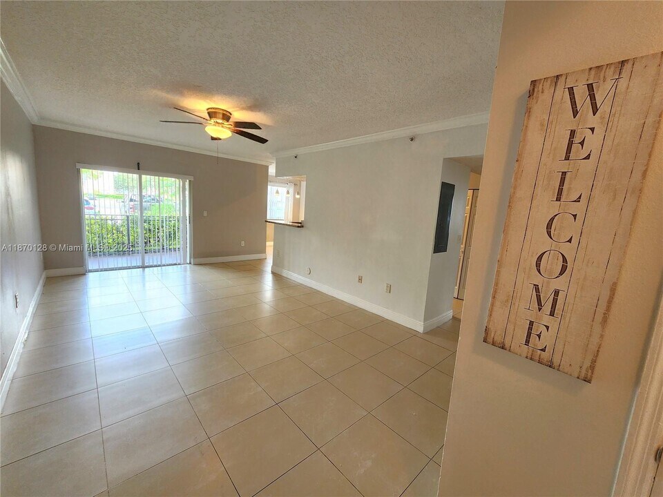 11600 SW 2nd St in Pembroke Pines, FL - Building Photo