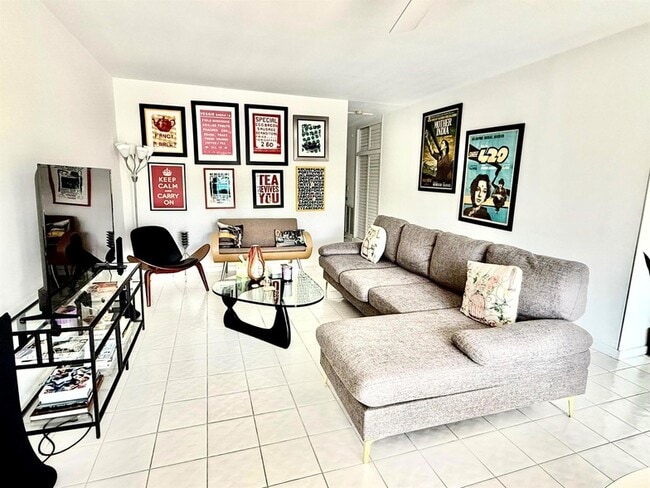 128 Venetian Dr