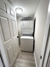 5212 Lake Village Dr in Sarasota, FL - Building Photo - Building Photo