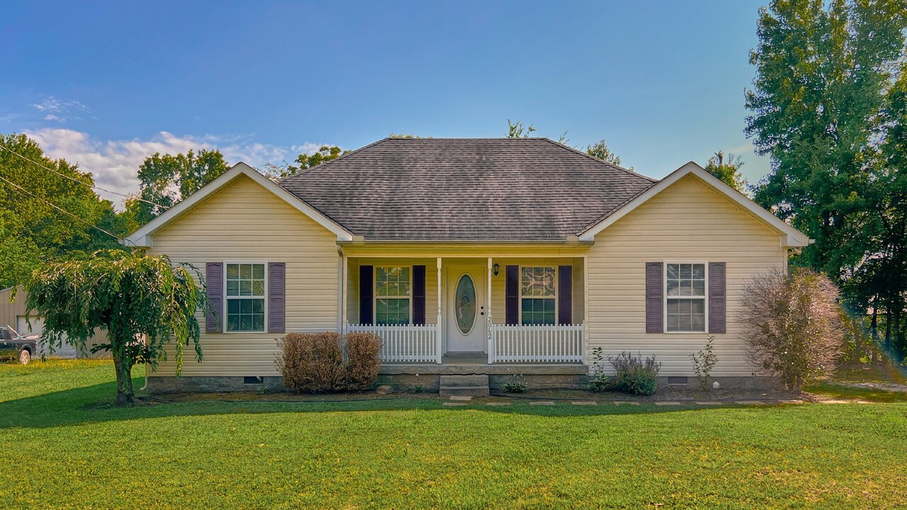 2062 Old Greenbrier Pike in Greenbrier, TN - Building Photo