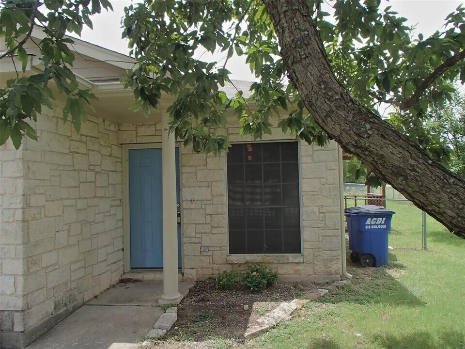 503 Tablerock Cir in Leander, TX - Foto de edificio