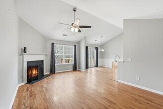 5055 Blue Goose Ct in Flowery Branch, GA - Foto de edificio - Building Photo