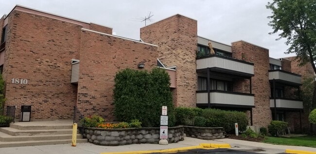 1813 Hemlock Plz, Unit 208