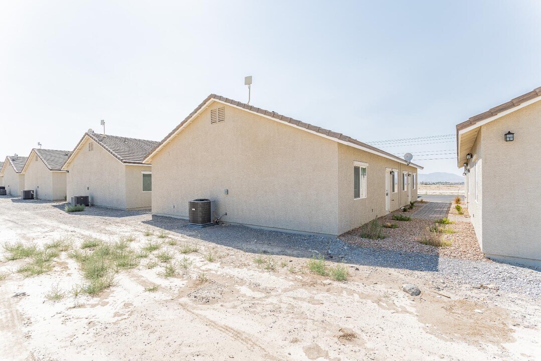 1681 S Dandelion St, Unit 4 in Pahrump, NV - Building Photo
