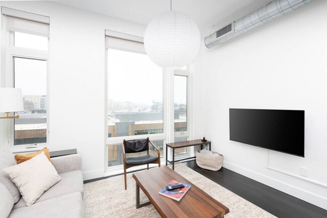 550 W Juneau Ave in Milwaukee, WI - Building Photo - Building Photo