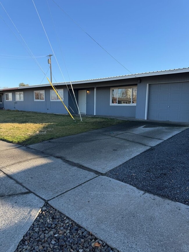 8915 Travis Dr in Moses Lake, WA - Building Photo - Building Photo