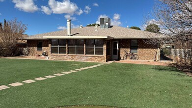 Spacious 3 bedroom 2 bath with Large Backyard in Alamogordo, NM - Building Photo - Building Photo