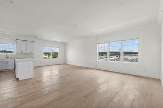 22 Sagamore Hill Dr in Port Washington, NY - Building Photo - Building Photo
