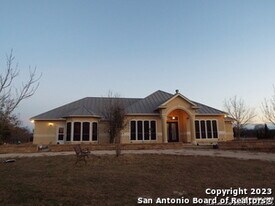 414 Shannon Ridge Dr in Floresville, TX - Building Photo