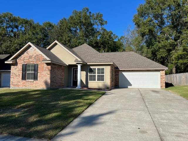 10261 English Manor Dr in Gulfport, MS - Building Photo