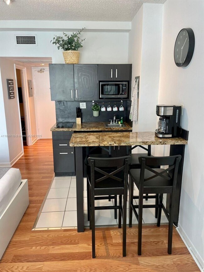 6345 Collins Ave in Miami Beach, FL - Building Photo - Building Photo